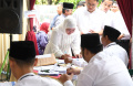 Khofifah Indar Parawansa Bersama Keluarga Coblos di TPS 31 Wonocolo