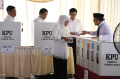 Khofifah Indar Parawansa Bersama Keluarga Coblos di TPS 31 Wonocolo