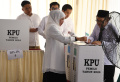Khofifah Indar Parawansa Bersama Keluarga Coblos di TPS 31 Wonocolo
