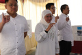 Khofifah Indar Parawansa Bersama Keluarga Coblos di TPS 31 Wonocolo
