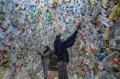 Instalasi Seni Dari Limbah Plastik