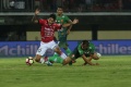 Irfan Bachdim dan Kasim Slamat Berebut Bola