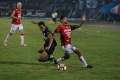 Irfan Bachdim Dihadang Pemain Persela Lamongan