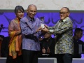 Irwan Oetama Terima Penghargaan Achmad Bakrie XVII 2019