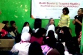 Istri Ust YM dan Anaknya Wirda Mansur Bantu Korban Banjir