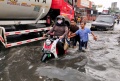 Jalan Dengdek Kopo Sayati Terendam Banjir Cileuncang