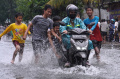 jalan-kopo-citarip-kembali-terendam-banjir_20240217_211402.jpg