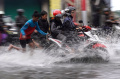 jalan-kopo-citarip-kembali-terendam-banjir_20240217_211447.jpg