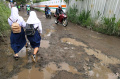 jalan-radio-palasari-dayeuhkolot-rusak-parah_20240123_191124.jpg