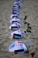 jejeran-kain-kafan-hormati-anak-anak-palestina-korban-perang_20231108_074935.jpg