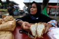 Jelang Idul Adha, Ramai Bermunculan Penjual Ketupat Matang
