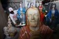 Jelang Natal Penjual Patung Yesus dan Patung Bunda Maria