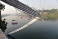 Jembatan Gantung di India Roboh Tewaskan 132 Orang
