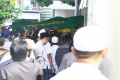 Jenazah Alm KH Hasyim Muzadi di Salatkan