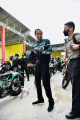 jokowi-naik-motor-dari-sibisa-ke-kawasan-pantai-bebas-parapat_20220202_234846.jpg