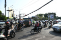 kabel-melintang-bahayakan-pengendara-di-surabaya_20240525_195450.jpg
