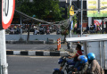 kabel-melintang-bahayakan-pengendara-di-surabaya_20240525_200226.jpg