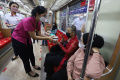 KAI Commuter Berbagi Takjil di Hari Kartini