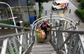 Kakek Penjual Rujak Keliling Pikulan Melintasi JPO