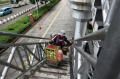 Kakek Penjual Rujak Keliling Pikulan Melintasi JPO