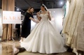 Kalina Oktarani Fitting Gaun Pengantin