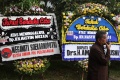 karangan-bunga-duka-cita-untuk-alm-kh-hasyim-muzadi_20170316_143128.jpg