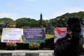 karangan-bunga-untuk-wahyu-kenzo-di-tugu-balai-kota-malang_20230313_132809.jpg
