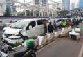 kecelakaan-mobil-menabrak-pembatas-jalur-sepeda_20220926_183929.jpg