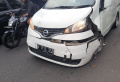 Kecelakaan Mobil Menabrak Pembatas Jalur Sepeda