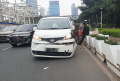 Kecelakaan Mobil Menabrak Pembatas Jalur Sepeda