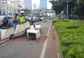 Kecelakaan Mobil Menabrak Pembatas Jalur Sepeda