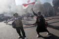 kecewa-hasil-putusan-mk-massa-aksi-bakar-ban_20240422_221628.jpg