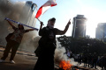 kecewa-hasil-putusan-mk-massa-aksi-bakar-ban_20240422_221630.jpg