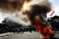 kecewa-hasil-putusan-mk-massa-aksi-bakar-ban_20240422_221633.jpg