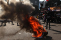 kecewa-hasil-putusan-mk-massa-aksi-bakar-ban_20240422_221634.jpg