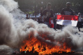 kecewa-hasil-putusan-mk-massa-aksi-bakar-ban_20240422_221636.jpg