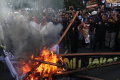 kecewa-hasil-putusan-mk-massa-aksi-bakar-ban_20240422_221638.jpg