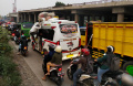 kemacetan-di-samping-proyek-flyover-kopo_20220105_193138.jpg