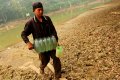 Kemarau Panjang Warga Mengambil Air di Kolam