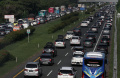 kepadatan-kendaraan-pemudik-di-tol-palikanci_20240407_194839.jpg