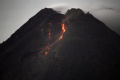 Kepulan Asap dan Guguran Material Batu Pijar Gunung Merapi