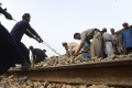 kereta-tergelincir-di-pakistan-sedikitnya-30-orang-tewas_20230807_112517.jpg
