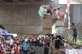 Keseruan Lomba Jalan Pinang di Kalimalang