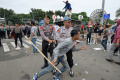 ketegangan-massa-pro-dan-kontra-saat-sidang-mk_20240328_073116.jpg