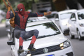 Ketika Spider-Man Bergelantungan di Jalan Brasil