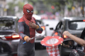 Ketika Spider-Man Bergelantungan di Jalan Brasil