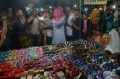 Khofifah Sapa Pedagang dan Pengunjung Pasar Malam