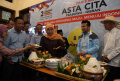 Khofifah Syukuran Potong Dua Tumpeng Hasil Hitung Cepat