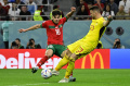kiper-spanyol-unai-simon-berebut-bola-dengan-abde-ezzalzouli_20221206_235955.jpg