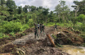kodim-1715yahukimo-dan-masyarakat-bangun-jembatan-di-seradala_20240308_175504.jpg